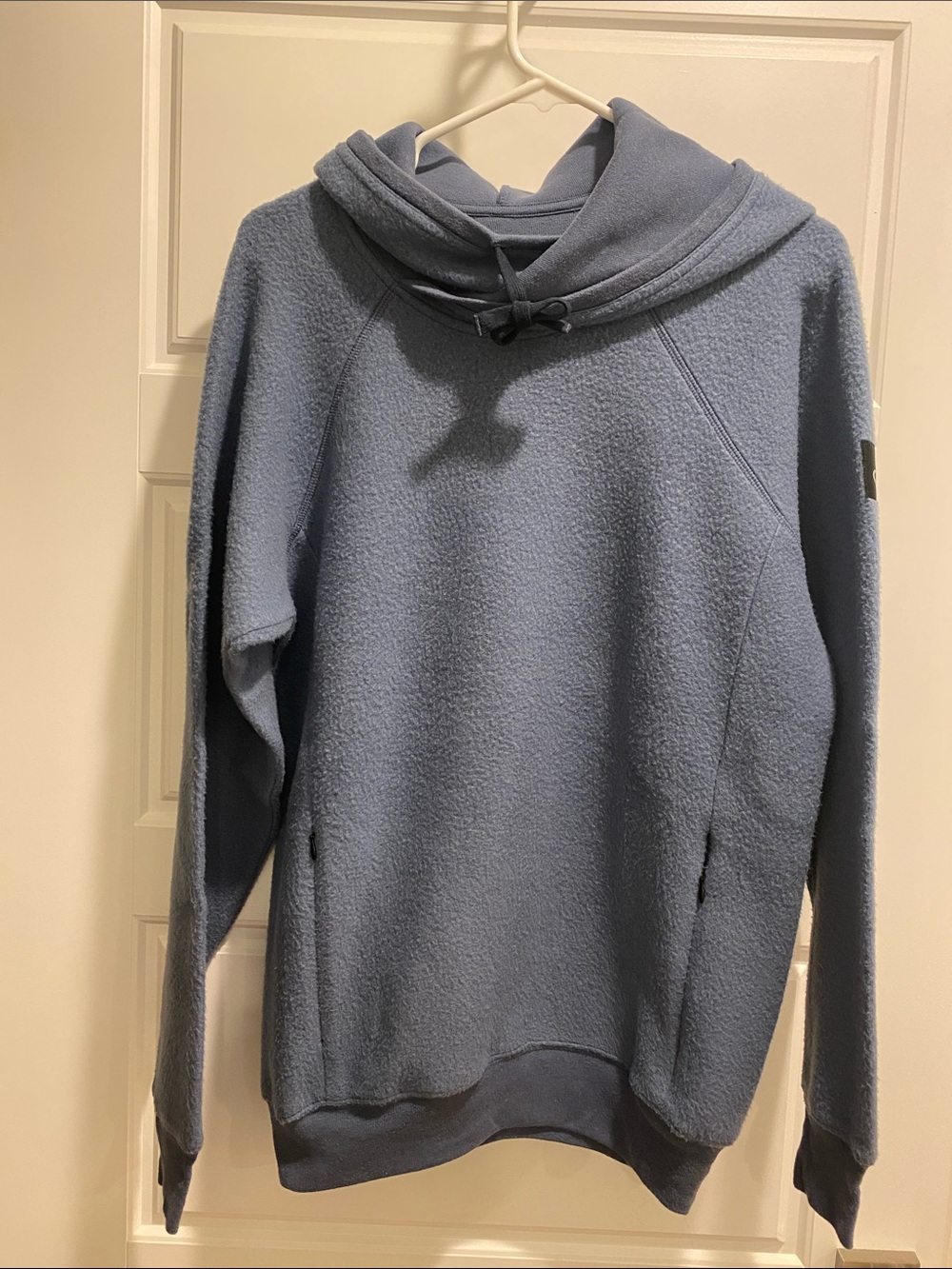 ALO Yoga Men’s soft fleece hoodie
Blue